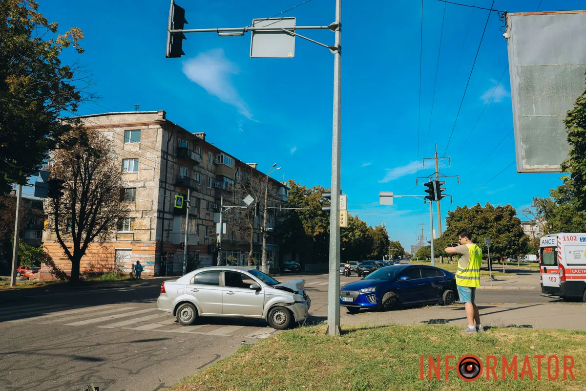 В Днепре на проспекте Поля столкнулись Chevrolet и Hyundai: есть пострадавшие 17