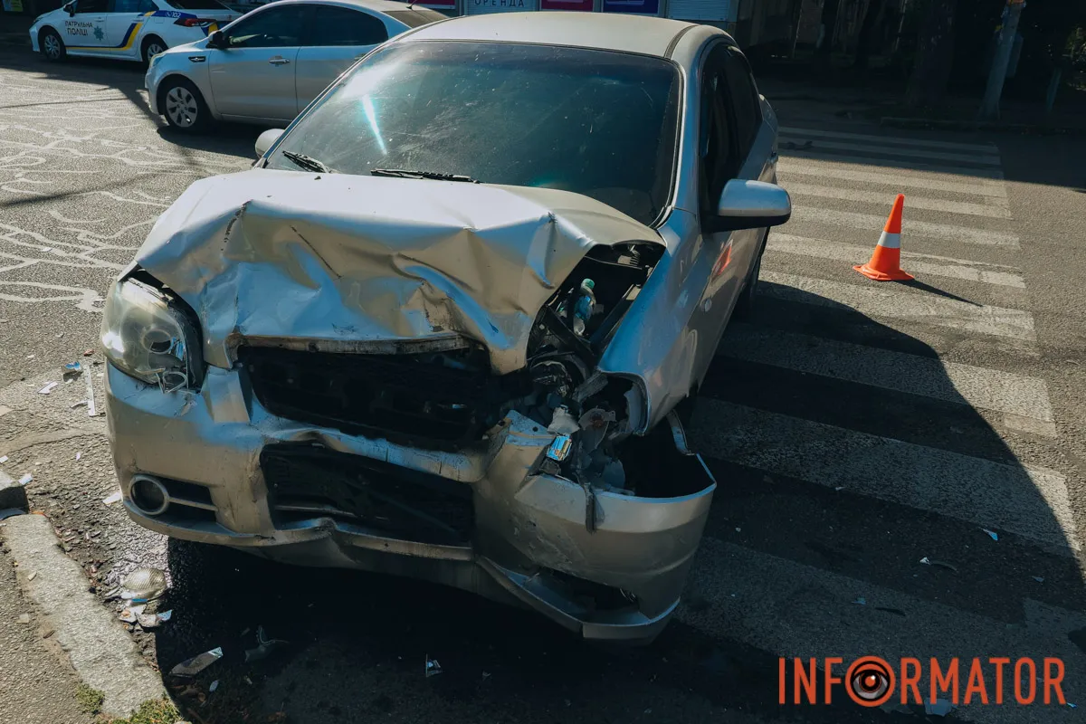 В Днепре на проспекте Поля столкнулись Chevrolet и Hyundai: есть пострадавшие 1