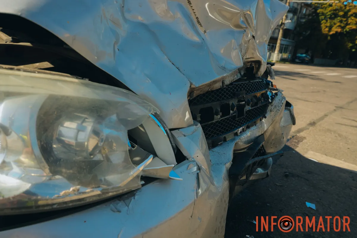 В Днепре на проспекте Поля столкнулись Chevrolet и Hyundai: есть пострадавшие 2