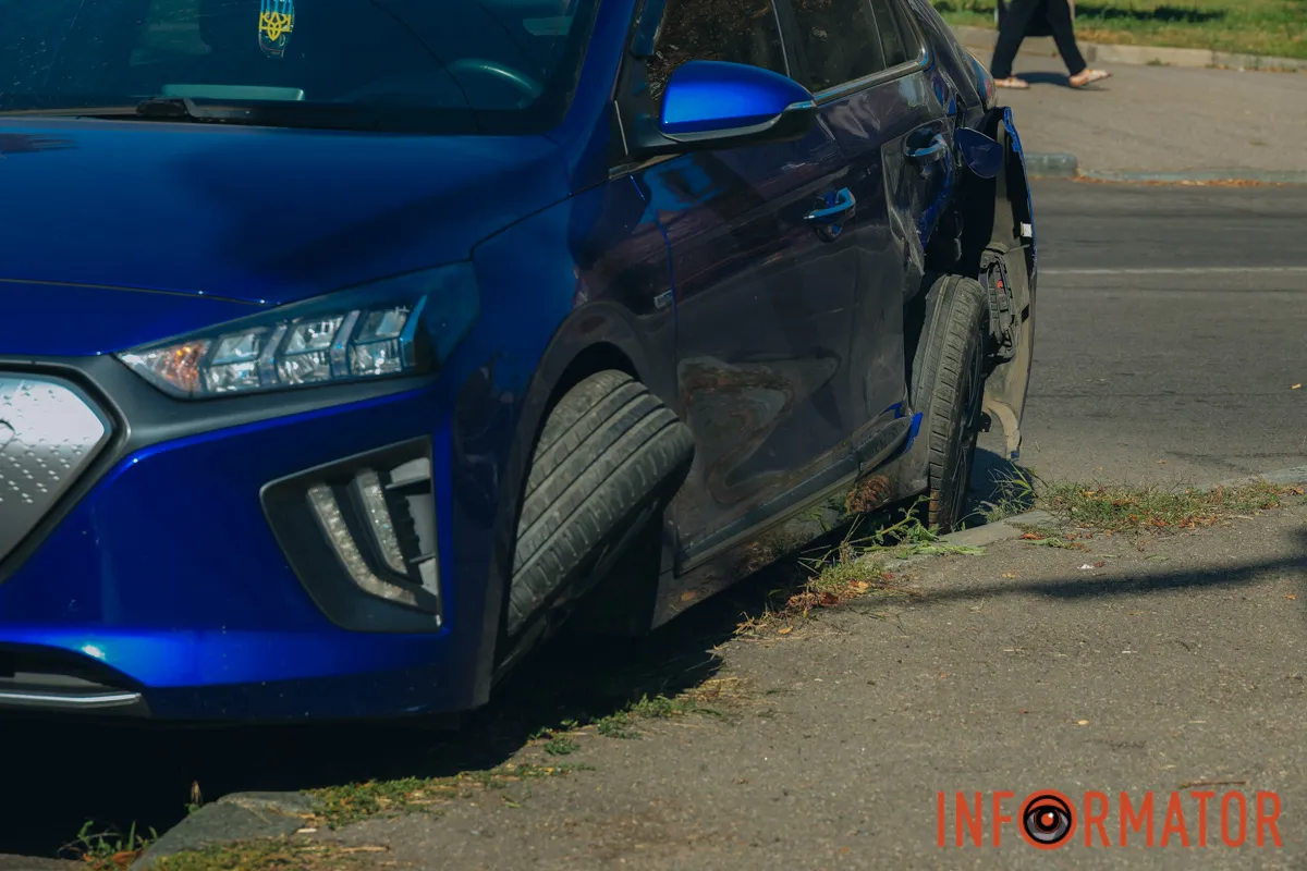 В Днепре на проспекте Поля столкнулись Chevrolet и Hyundai: есть пострадавшие 3