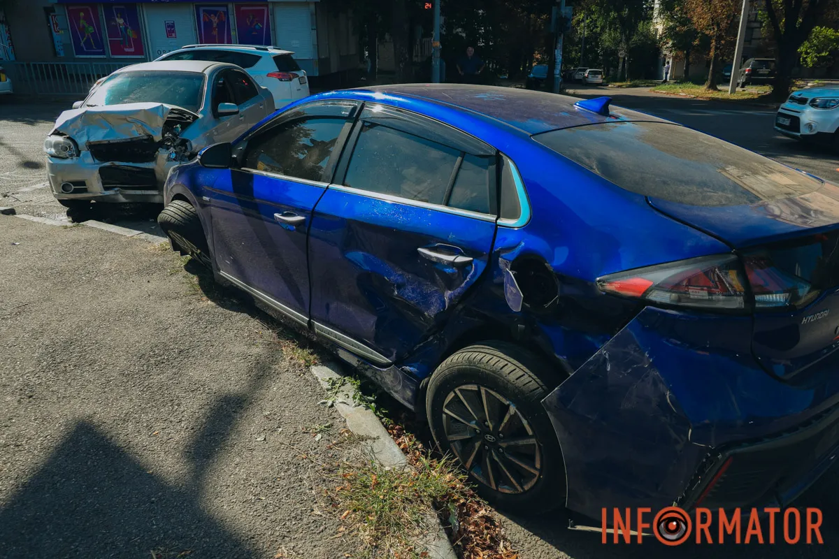 В Днепре на проспекте Поля столкнулись Chevrolet и Hyundai: есть пострадавшие 4