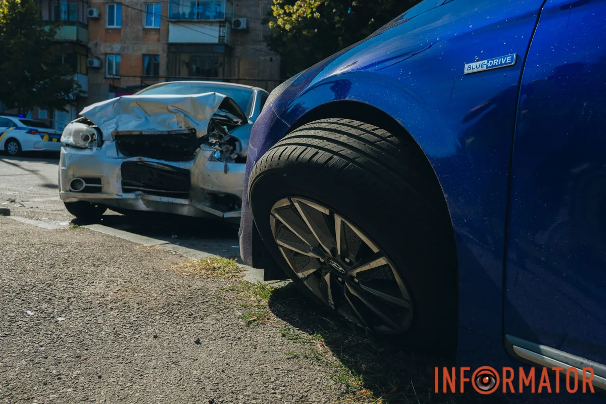 В Днепре на проспекте Поля столкнулись Chevrolet и Hyundai: есть пострадавшие 9