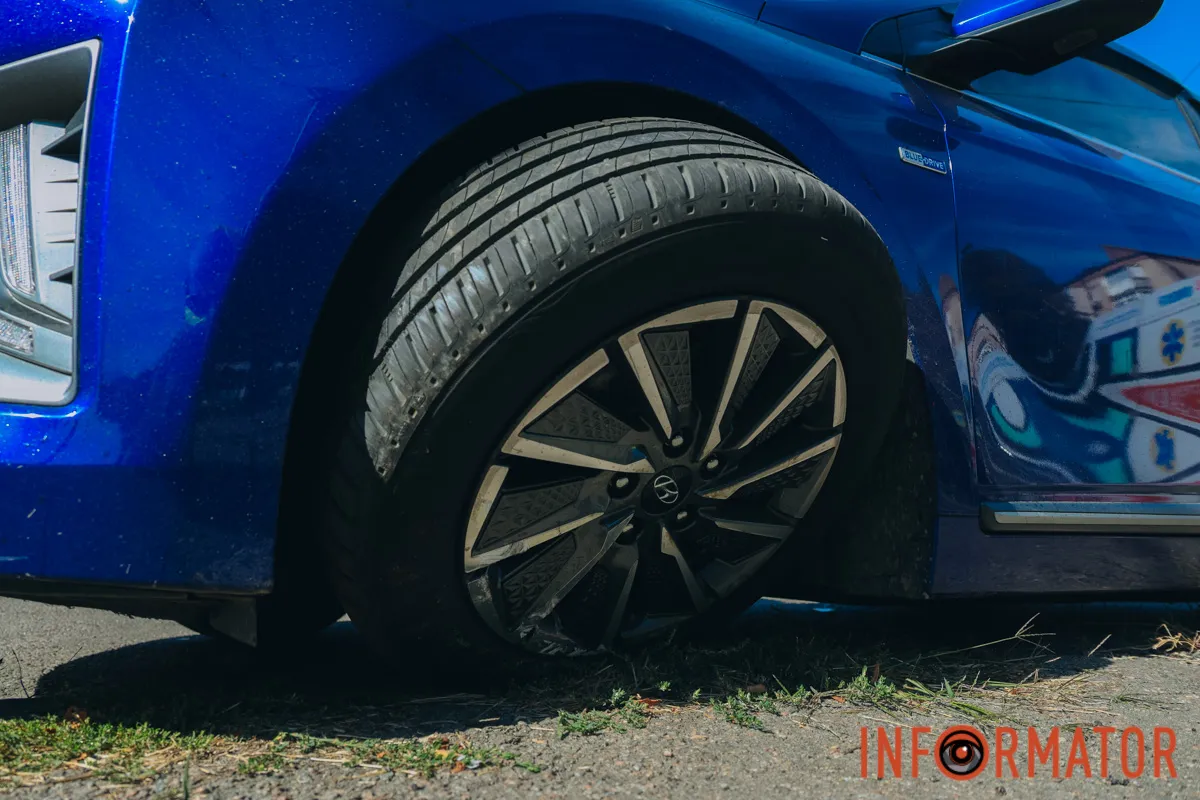 В Днепре на проспекте Поля столкнулись Chevrolet и Hyundai: есть пострадавшие 8