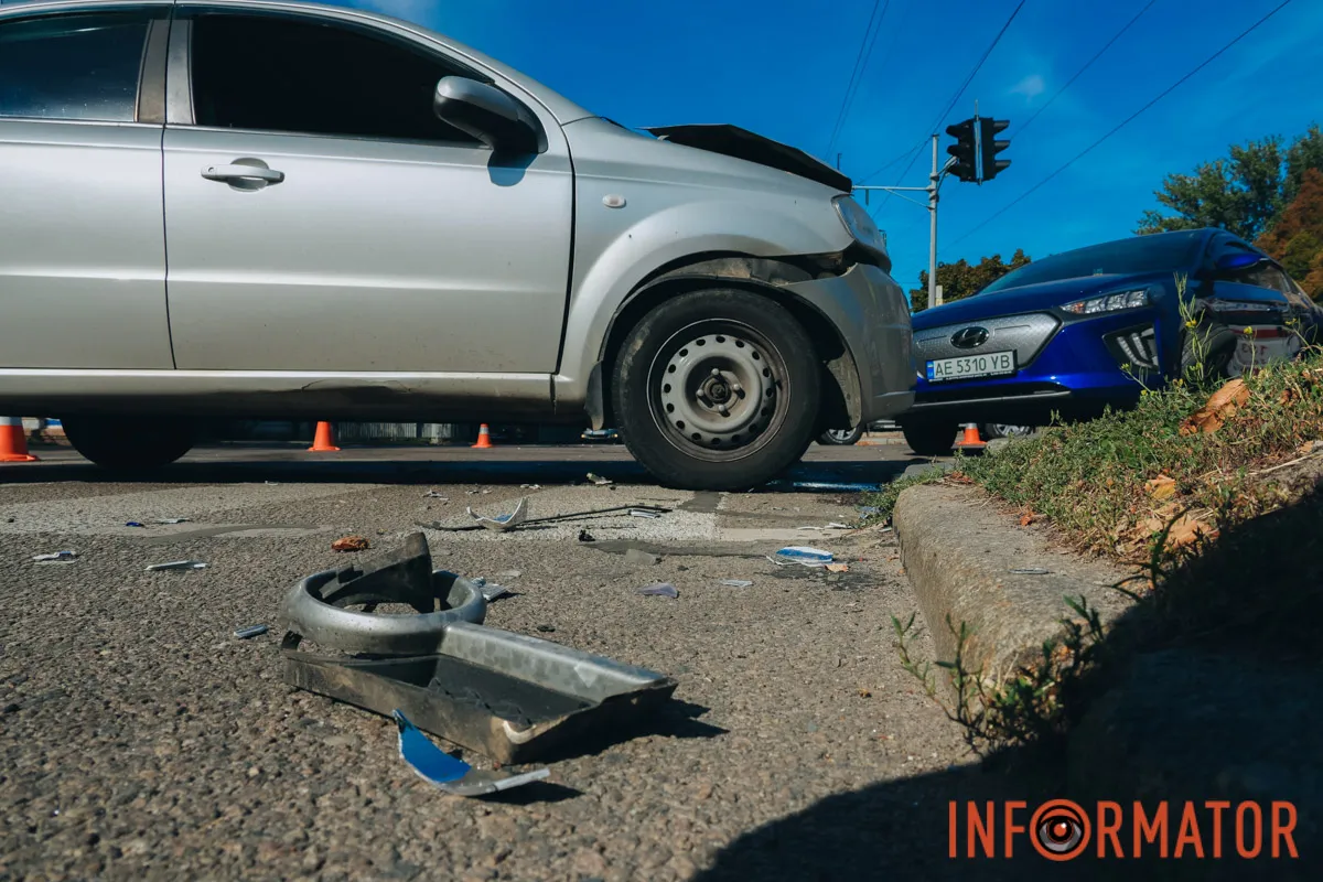 В Днепре на проспекте Поля столкнулись Chevrolet и Hyundai: есть пострадавшие 6