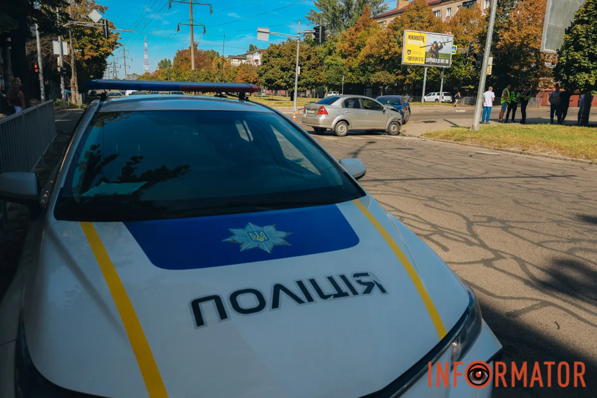 В Днепре на проспекте Поля столкнулись Chevrolet и Hyundai: есть пострадавшие 13