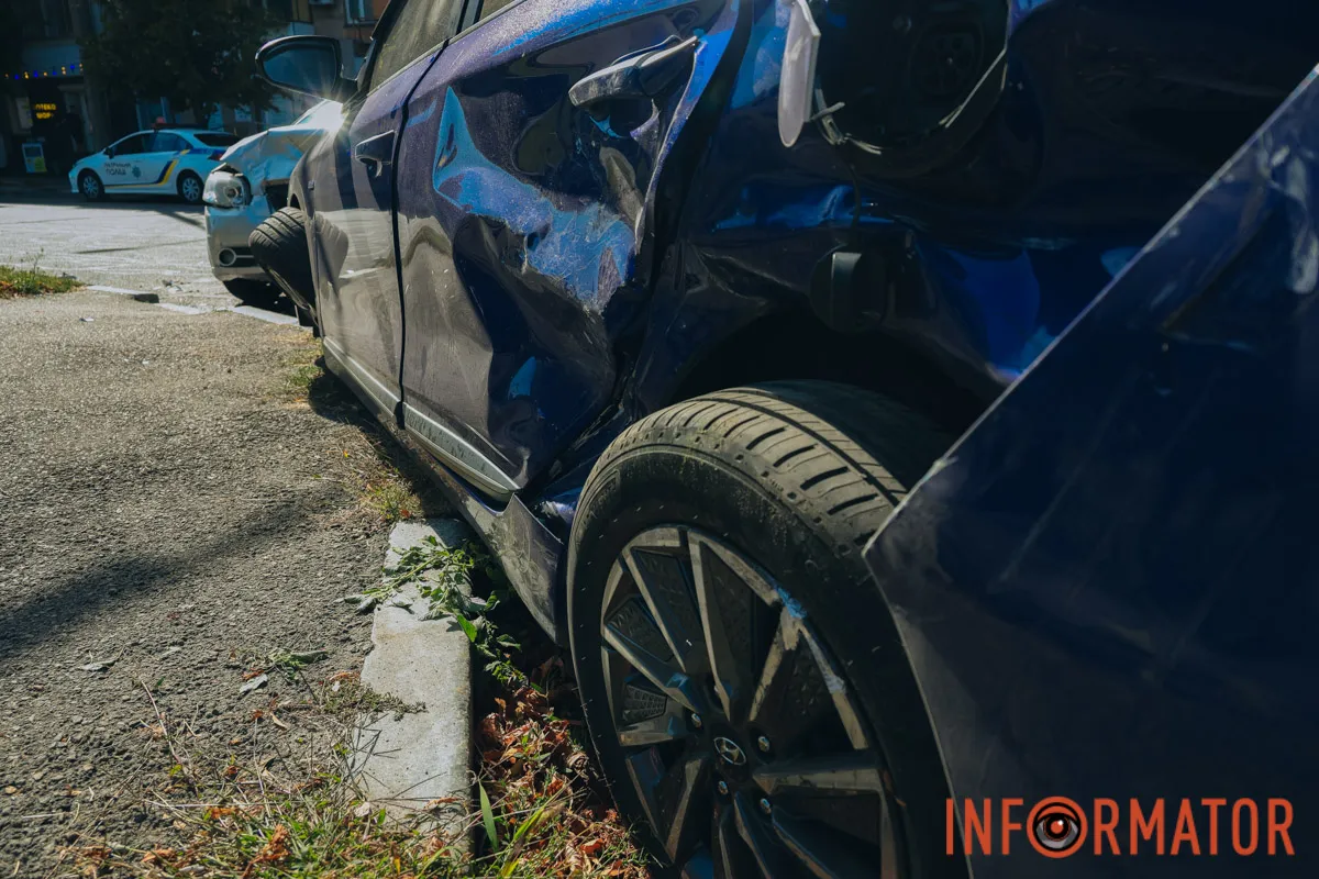 В Днепре на проспекте Поля столкнулись Chevrolet и Hyundai: есть пострадавшие 14