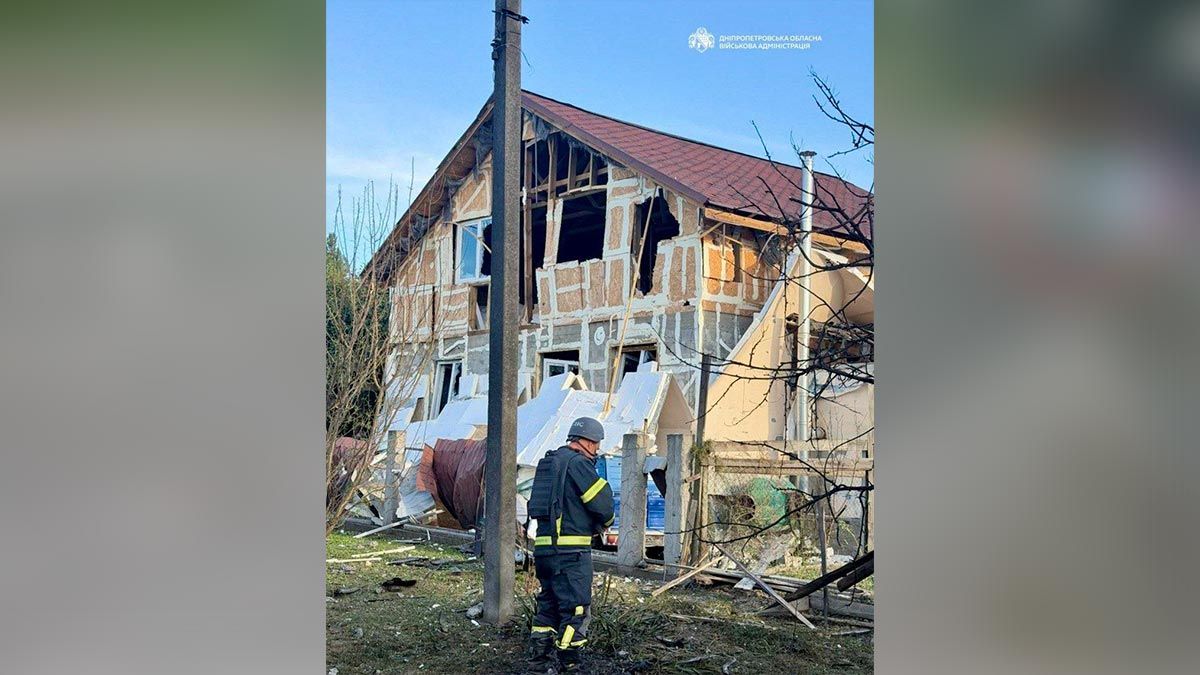 Двое пострадавших: враг атаковал Днепр, возник пожар на предприятии