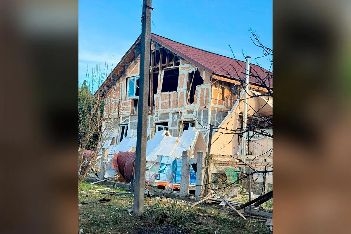 Ворожа атака на Дніпро: мер Філатов повідомив, що на шкільному стадіоні утворилася вирва 3