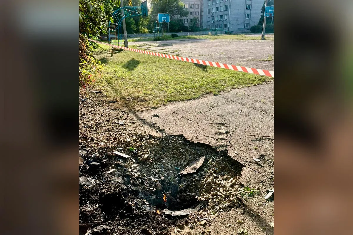 Ворожа атака на Дніпро: мер Філатов повідомив, що на шкільному стадіоні утворилася вирва 2