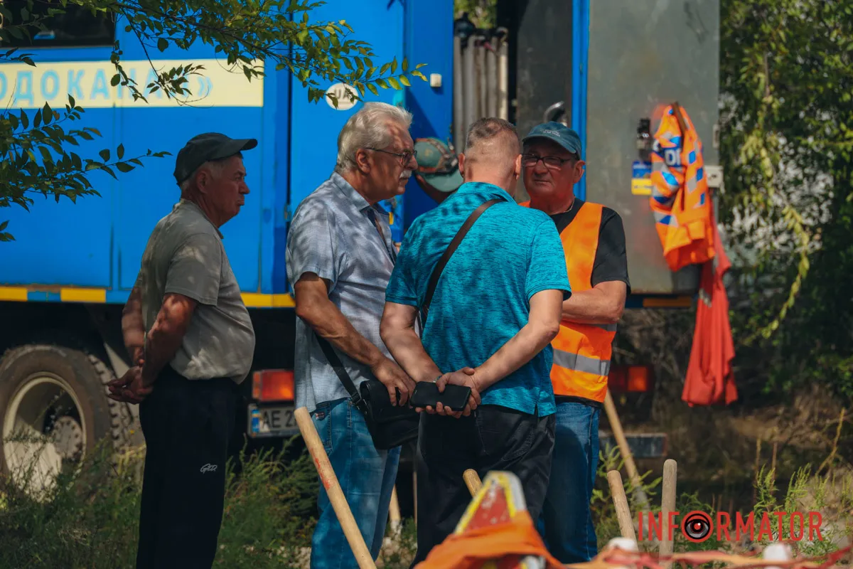 Фото: Тарас Іванов У Дніпрі на Павлова утворилося величезне провалля: рух однією смугою перекритий 22