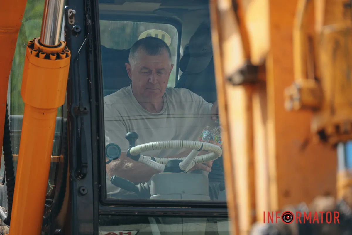 На місці провалля працюють комунальники. У Дніпрі на Павлова утворилося величезне провалля: рух однією смугою перекритий 7