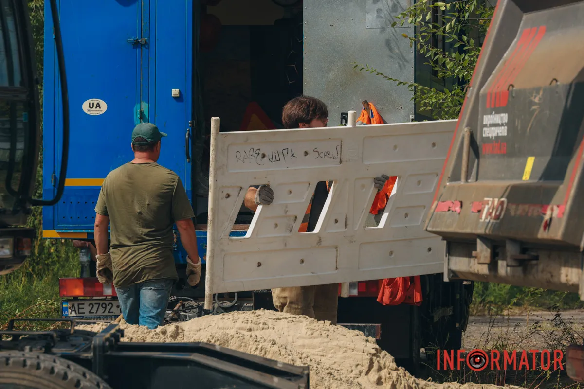 Одну зі смуг руху на перехресті перекрили У Дніпрі на Павлова утворилося величезне провалля: рух однією смугою перекритий 11