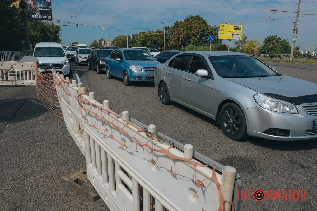 Наслідки аварії на водогоні у Дніпрі У Дніпрі на Павлова утворилося величезне провалля: рух однією смугою перекритий 14