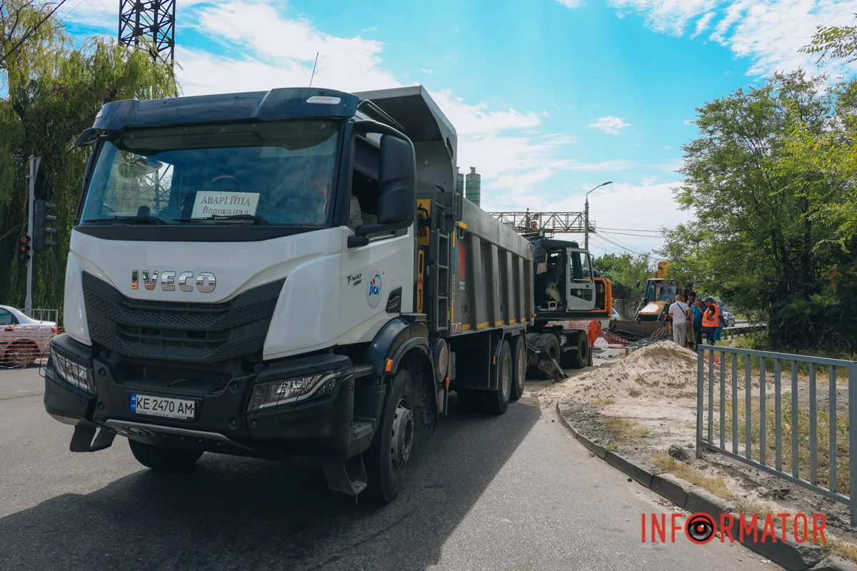 На місці аварії працює важка техніка У Дніпрі на Павлова утворилося величезне провалля: рух однією смугою перекритий 9