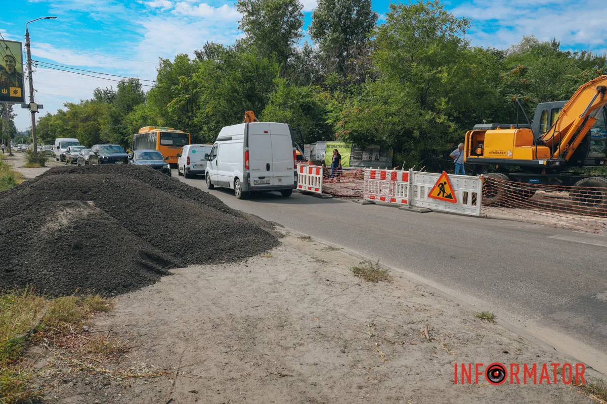 Комунальники проводять аварійно-відновлювальні роботи У Дніпрі на Павлова утворилося величезне провалля: рух однією смугою перекритий 10