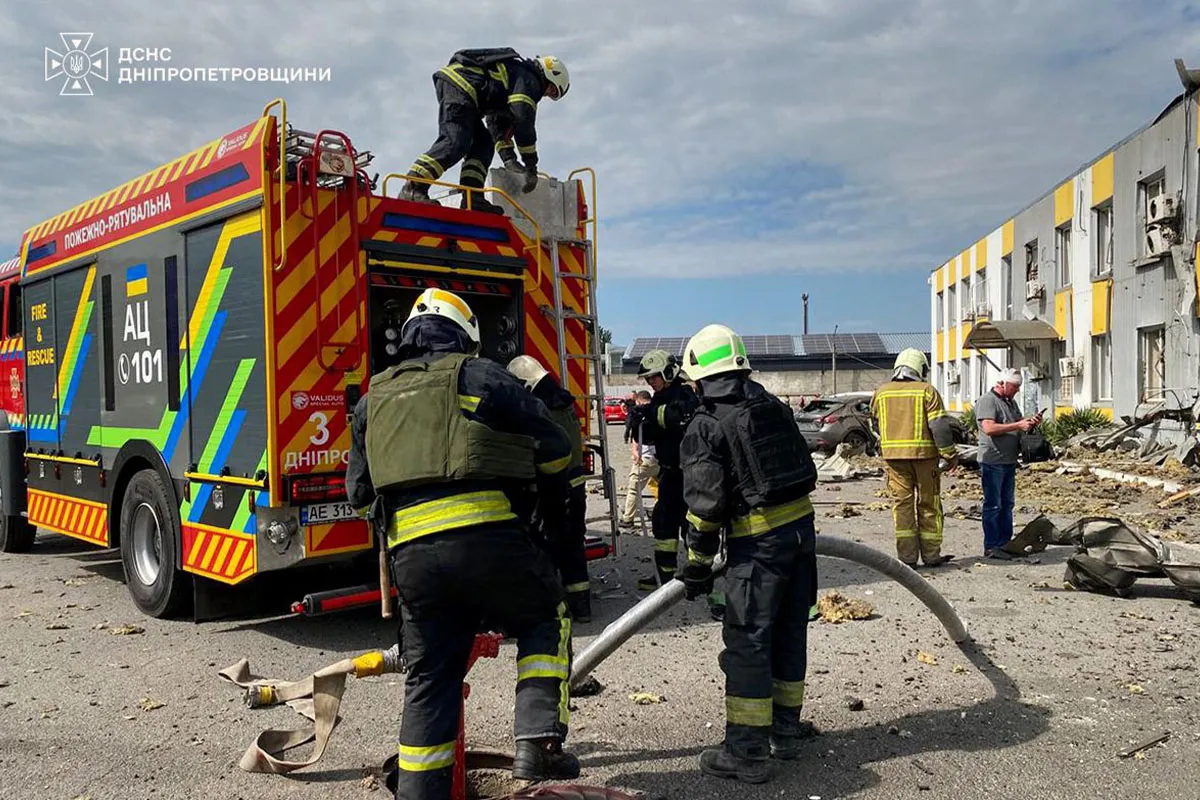 Кількість постраждалих зросла до 8: у ДСНС показали фото з місця атаки рф по Дніпру 3