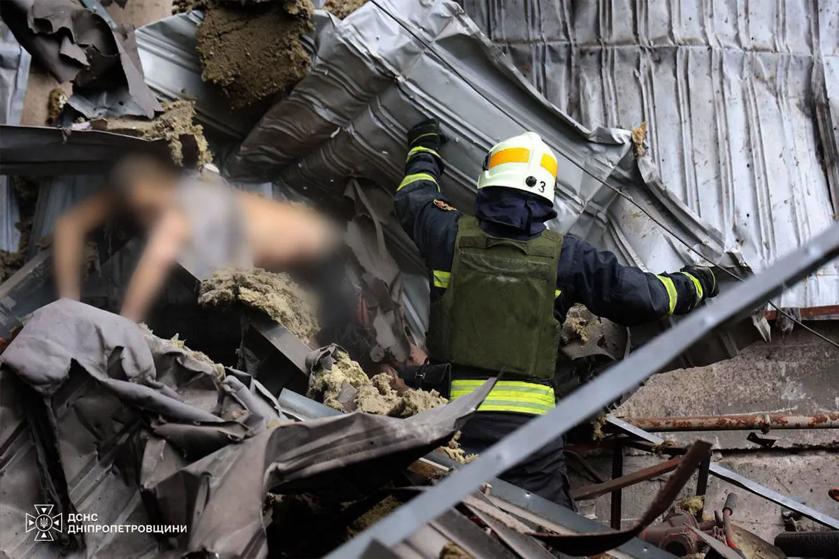 Кількість постраждалих зросла до 8: у ДСНС показали фото з місця атаки рф по Дніпру 4