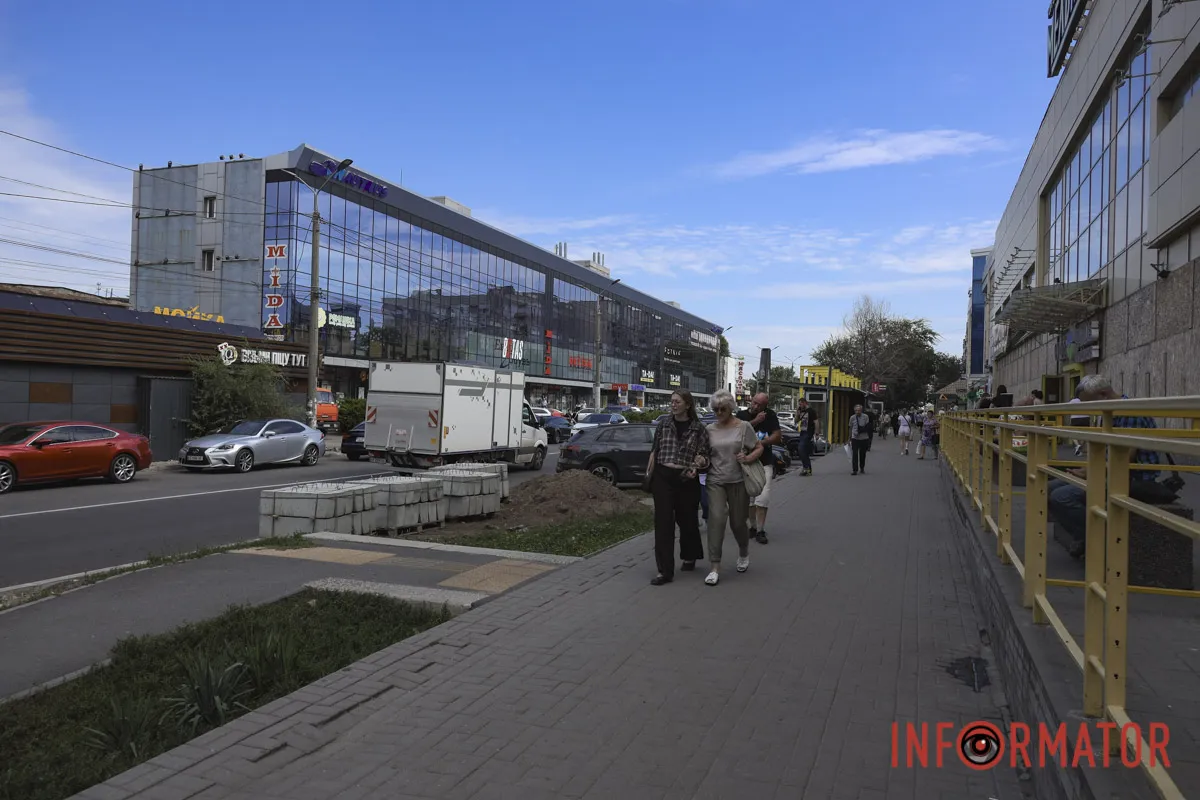 Несмотря на то, что отдельные торговые точки могут продолжать работу, во время воздушной тревоги следует прежде всего позаботиться о собственной безопасности