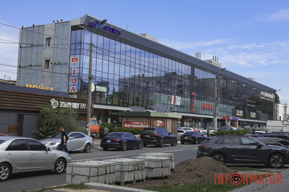 Лучше перейти к укрытию и оставаться там до завершения опасности
