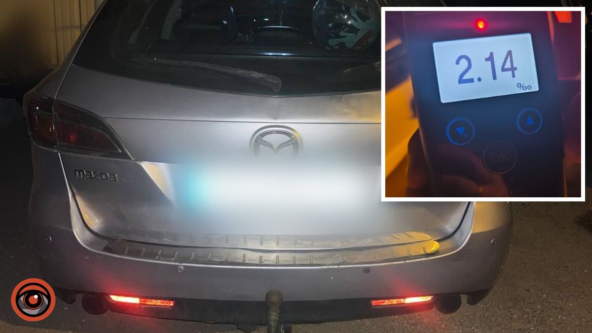 500 доларів або 20 тисяч гривень: у Дніпрі п'яний водій Mazda намагався відкупитися від патрульних
