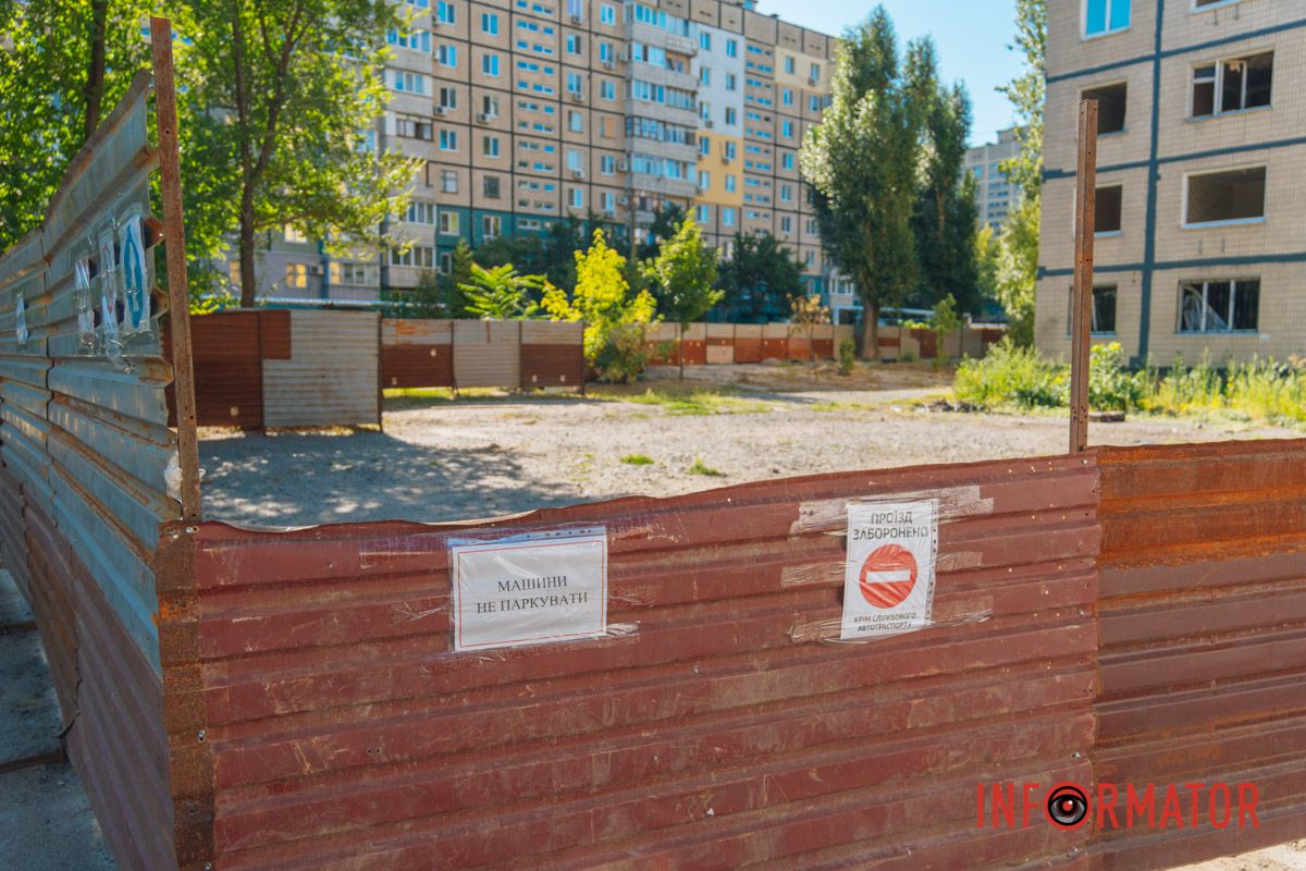 Огороджена територія навколо пошкодженого будинку
