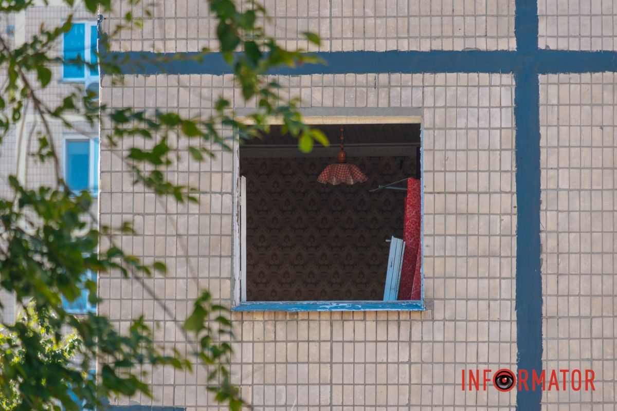 «Є тільки обіцянки»: жителі пошкодженого будинку на проспекті Героїв у Дніпрі скаржаться на затягування демонтажу 25