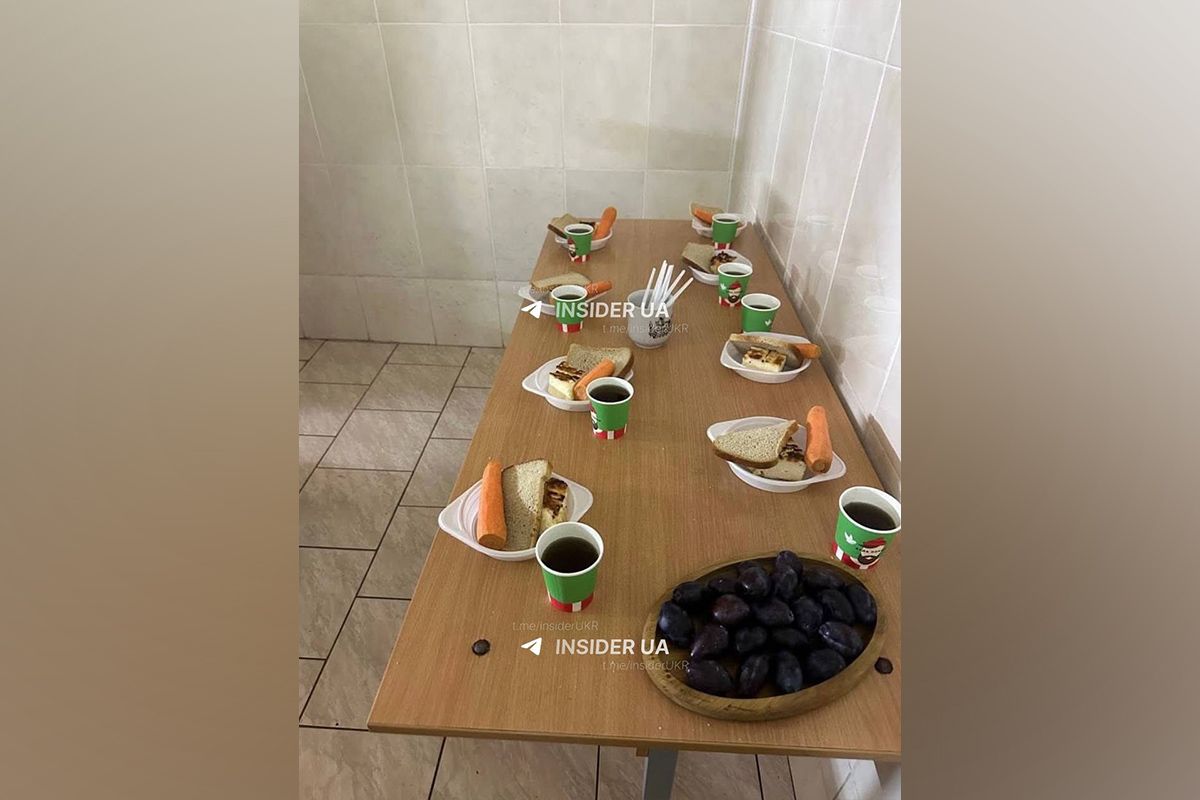Детям дали кусок хлеба, очищенную морковку и что-то похожее на запеканку или пирог.