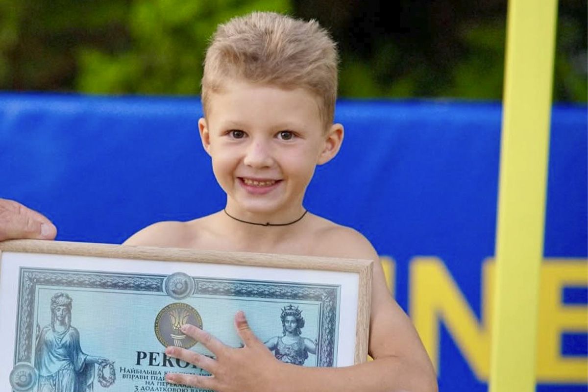 7-летний парень из Днепропетровской области установил пять силовых рекордов ради мира 7