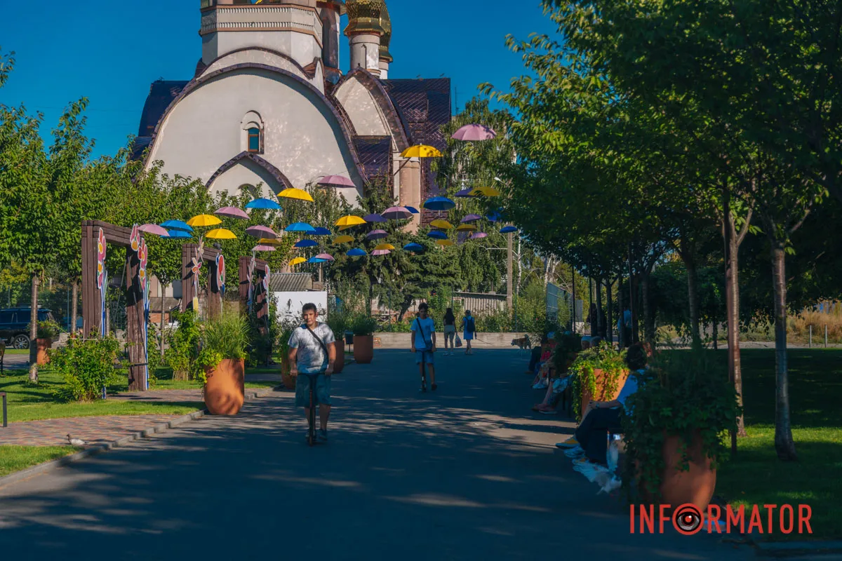 Яскрава фотолокація: у Дніпрі з’явилася парасолькова алея 1