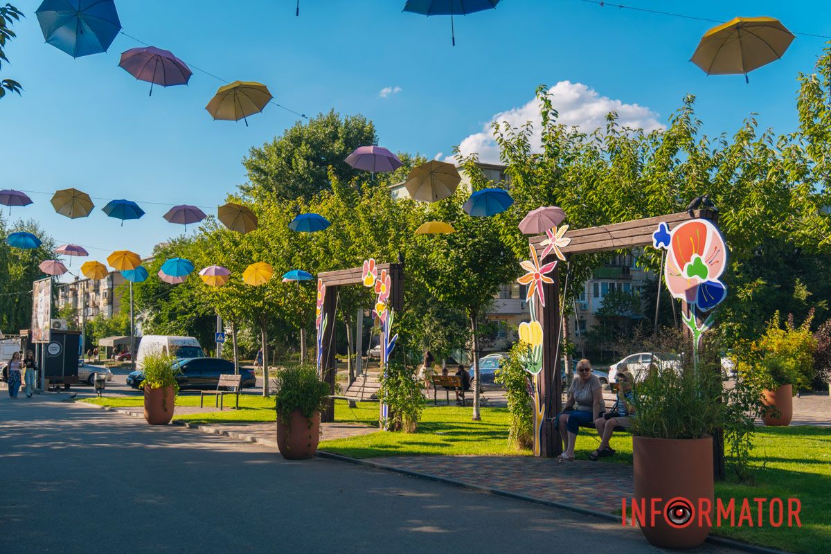 Яскрава фотолокація: у Дніпрі з’явилася парасолькова алея 7
