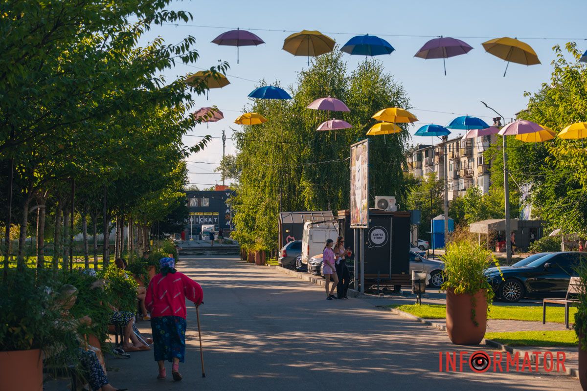Яскрава фотолокація: у Дніпрі з’явилася парасолькова алея 21