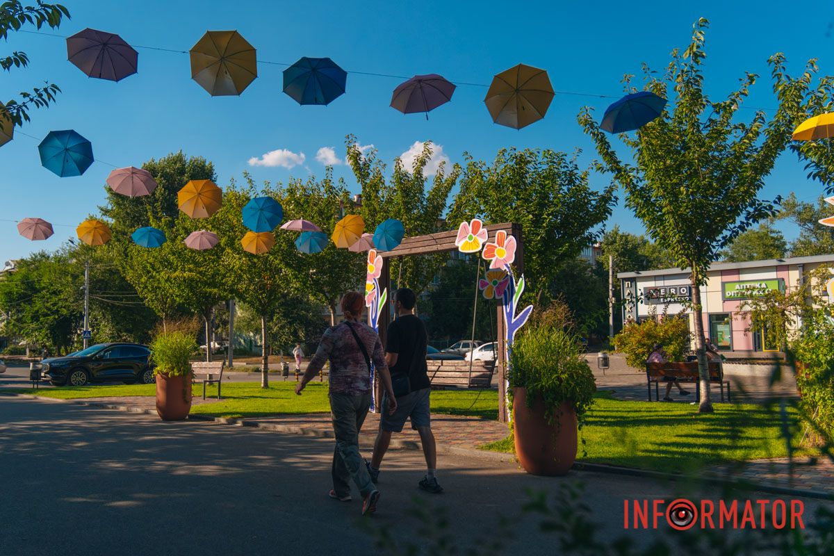 Яскрава фотолокація: у Дніпрі з’явилася парасолькова алея 33