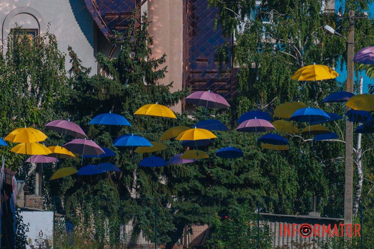 Яскрава фотолокація: у Дніпрі з’явилася парасолькова алея 37
