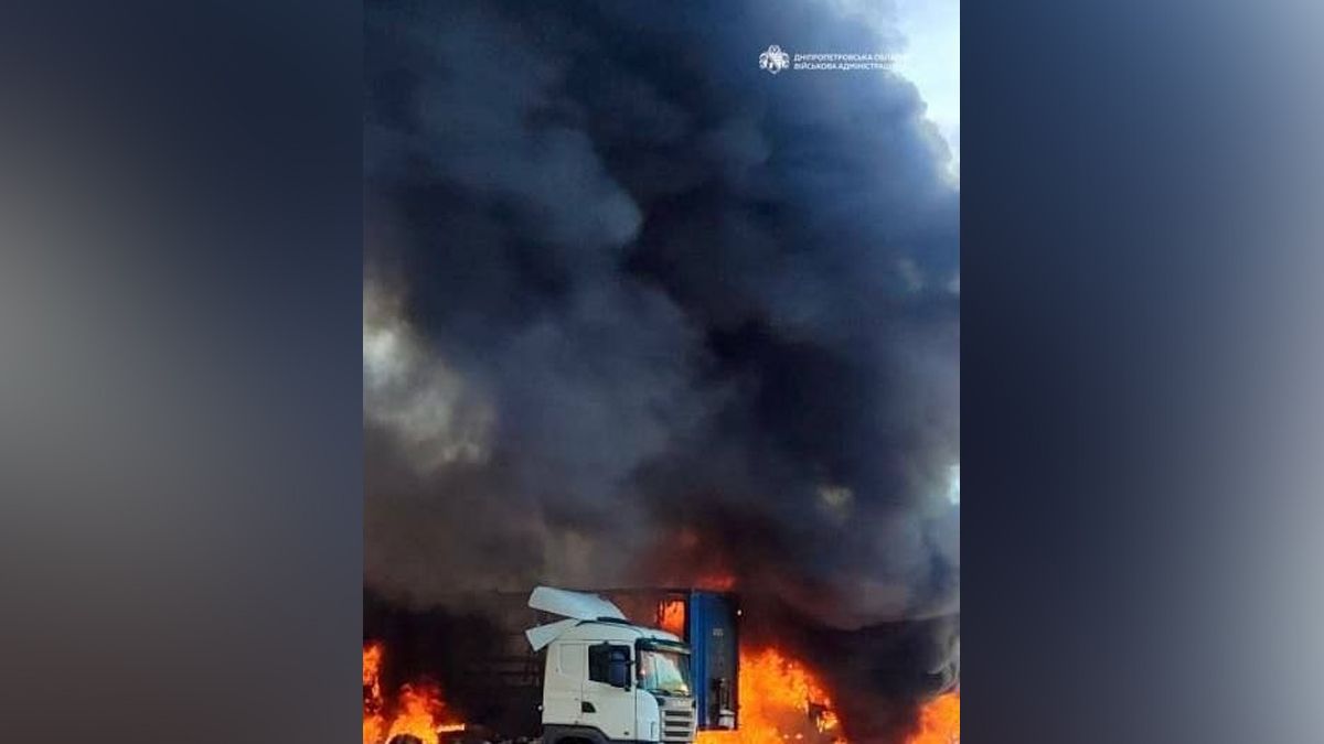 Зайнялась вантажівка: ворог атакував Павлоград 5 вересня