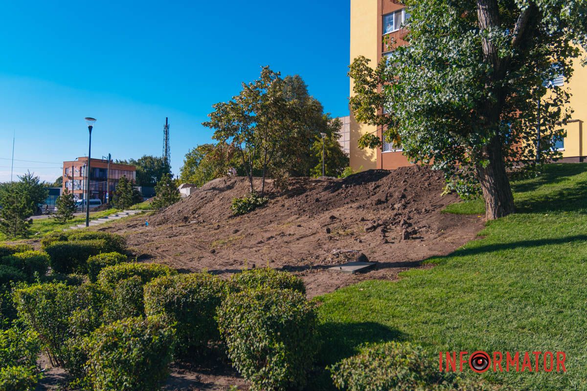 На Калиновой в Днепре стало больше зелени: коммунальщики укладывают газон 3
