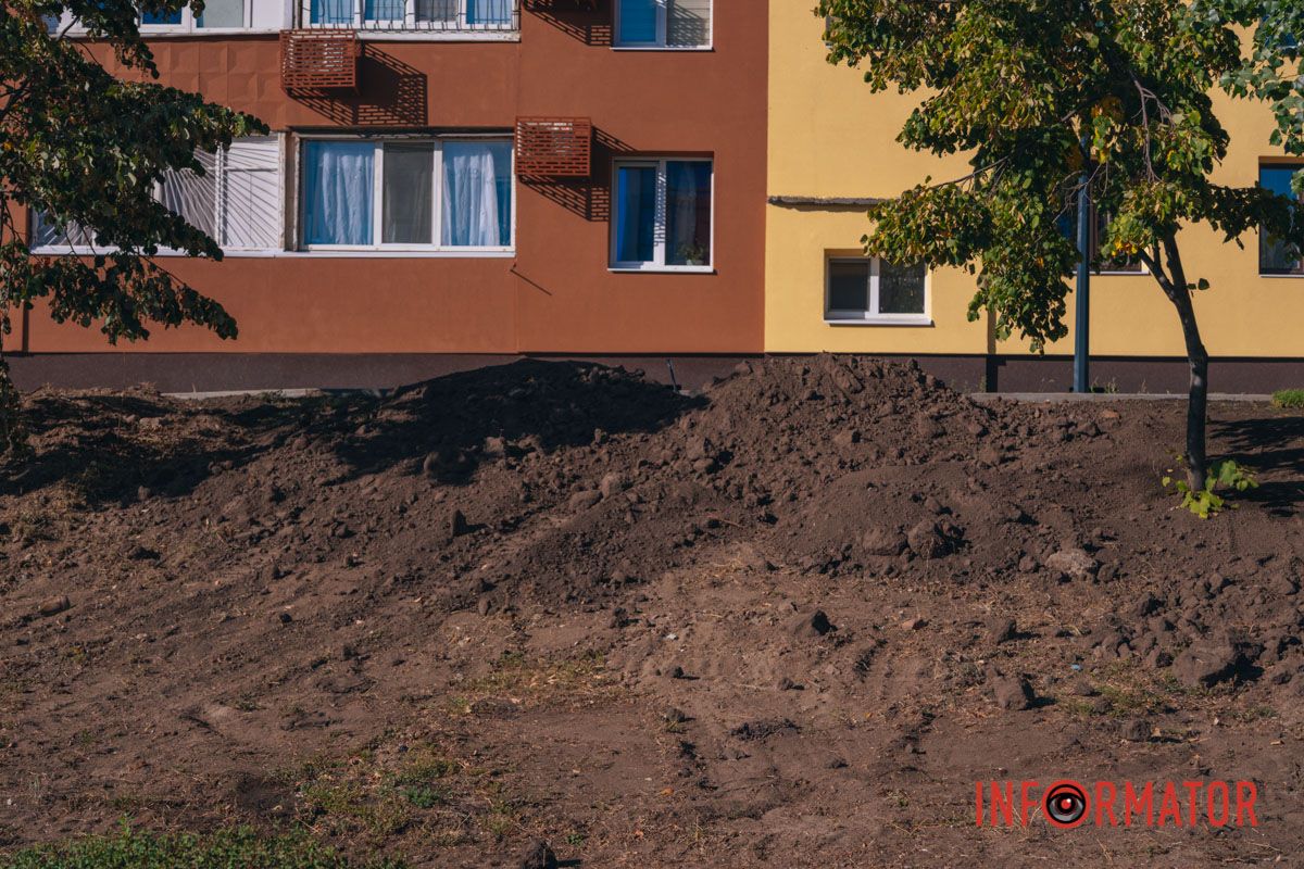 На Калиновой в Днепре стало больше зелени: коммунальщики укладывают газон 4