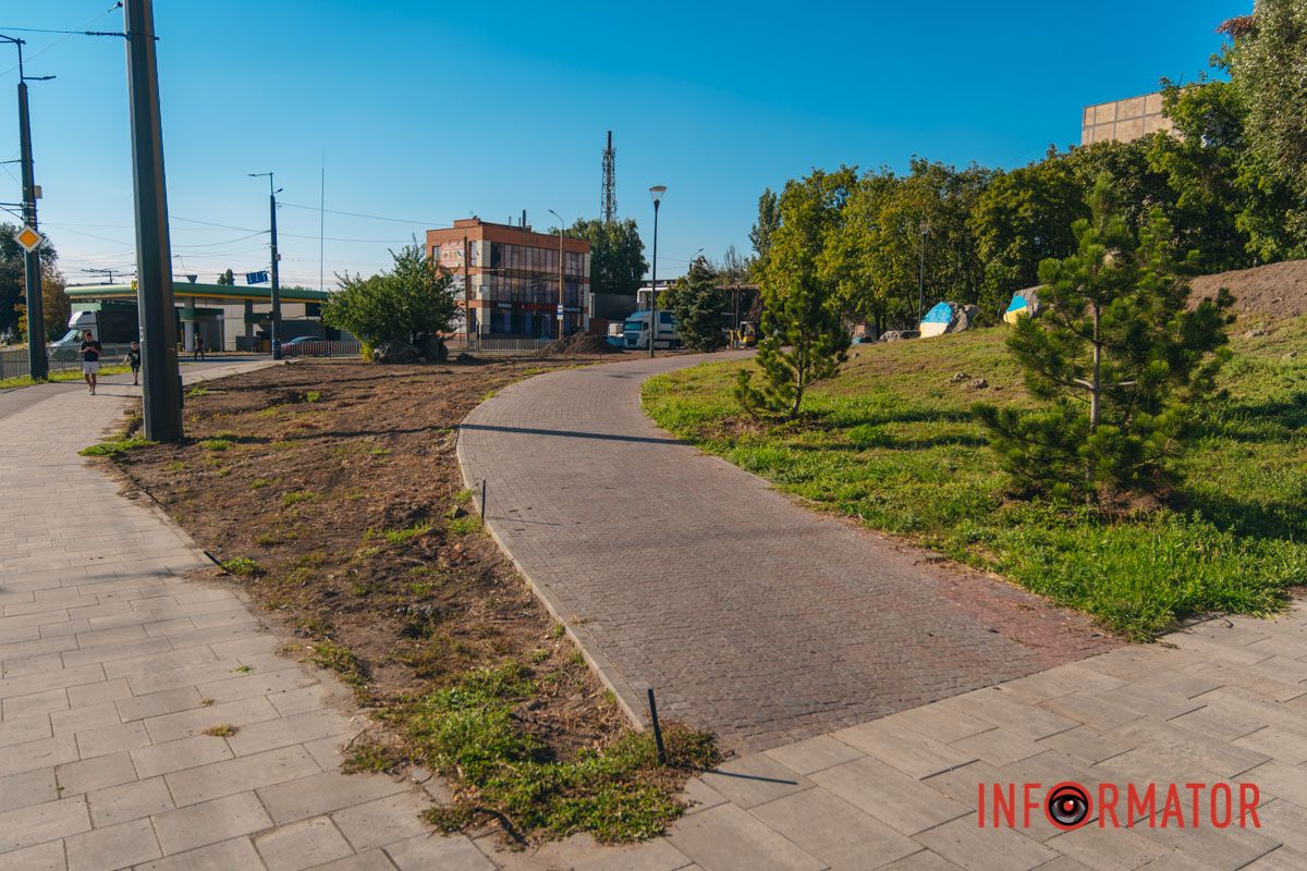 На Калиновой в Днепре стало больше зелени: коммунальщики укладывают газон