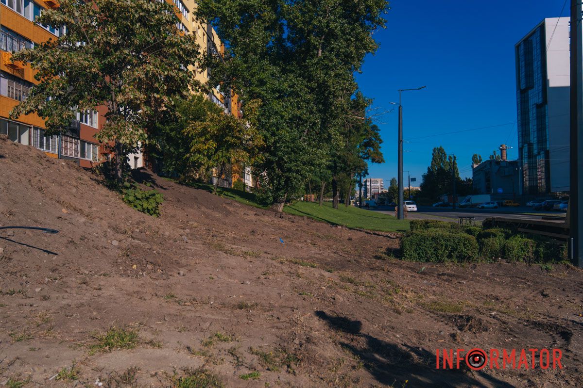 На Калиновой в Днепре стало больше зелени: коммунальщики укладывают газон 10