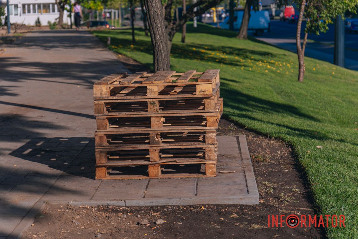 На Калиновой в Днепре стало больше зелени: коммунальщики укладывают газон 26