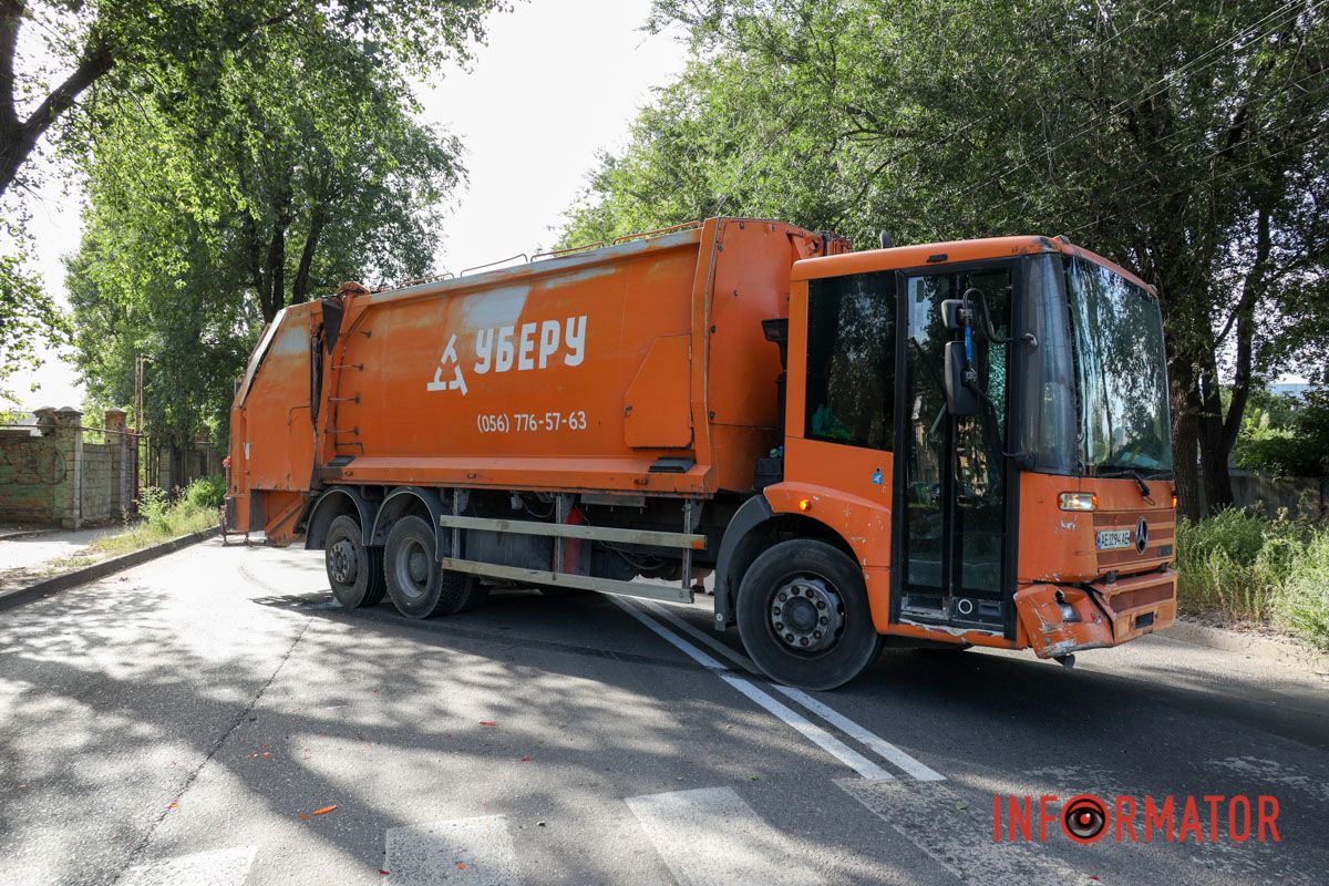 Фото: Тарас Іванов У Дніпрі сміттєвоз перекрив Енергетичну після ДТП 14