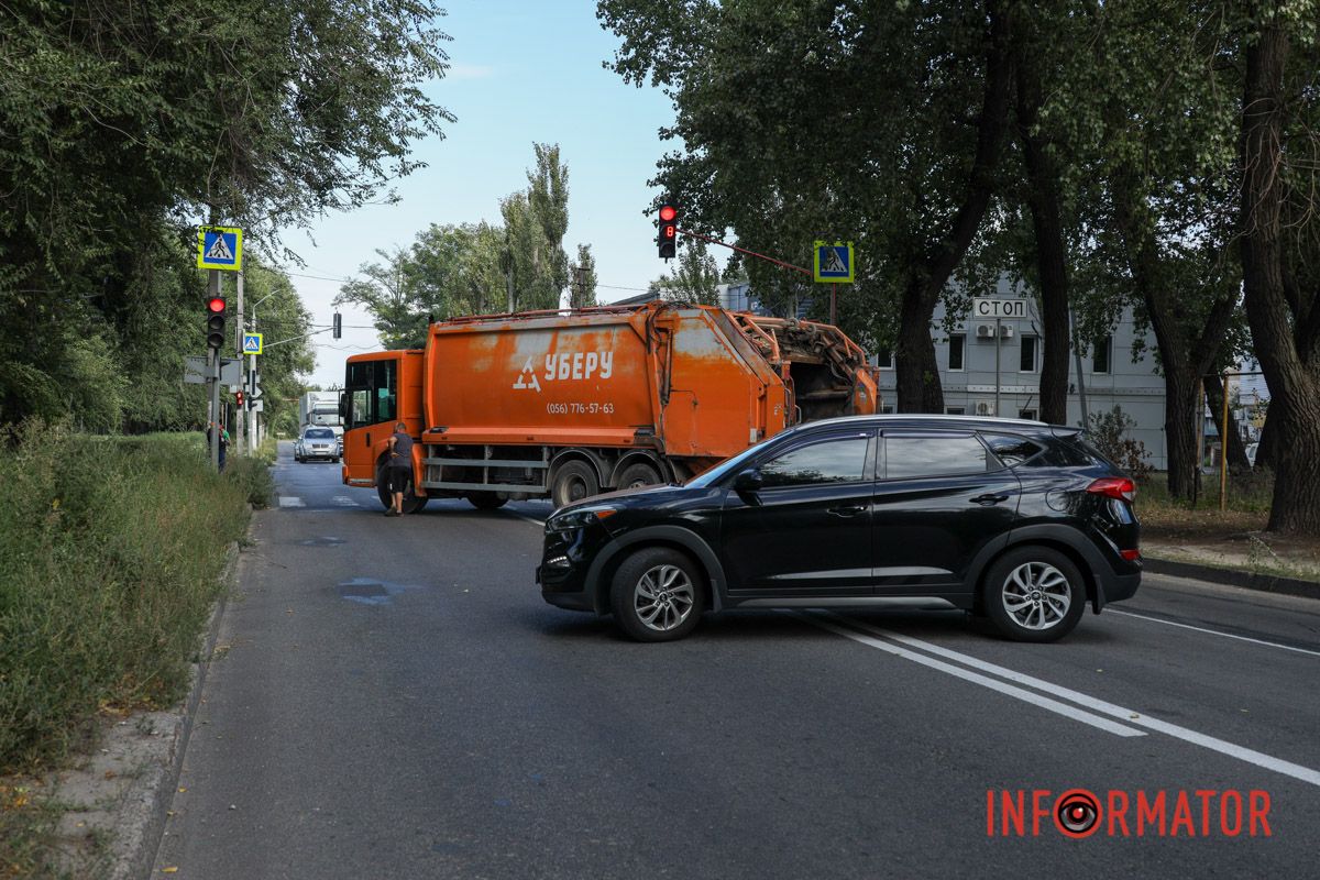Оберайте альтернативний маршрут У Дніпрі сміттєвоз перекрив Енергетичну після ДТП 18