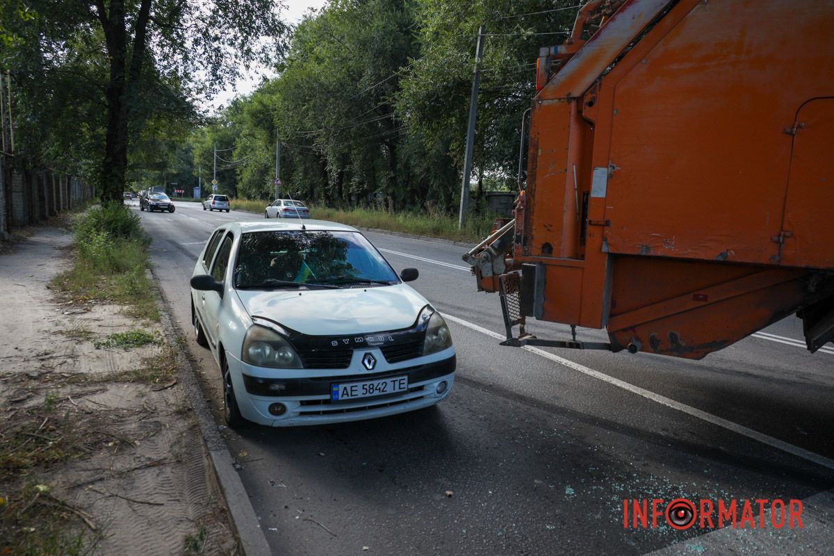Бережіть себе У Дніпрі сміттєвоз перекрив Енергетичну після ДТП 16