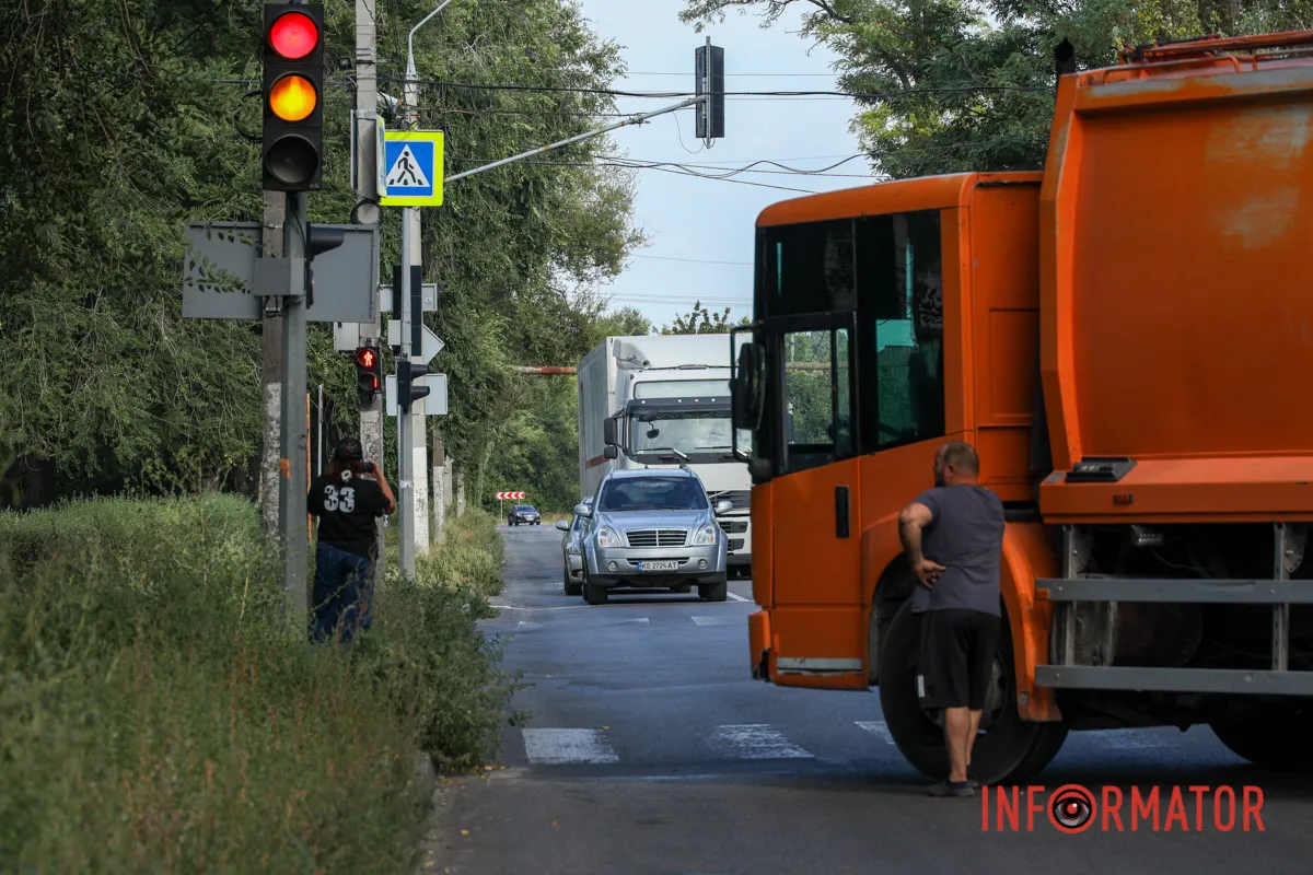 У Дніпрі на вулиці Енергетичній сталася дорожньо-транспортна пригода У Дніпрі сміттєвоз перекрив Енергетичну після ДТП 1
