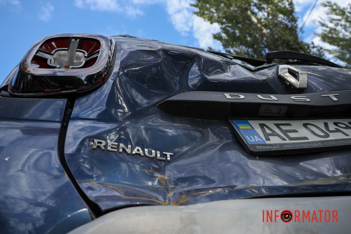 Фото понівеченої автівки У Дніпрі сміттєвоз перекрив Енергетичну після ДТП 10