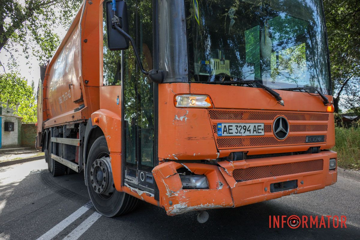 Дотримуйтесь ПДР У Дніпрі сміттєвоз перекрив Енергетичну після ДТП 12