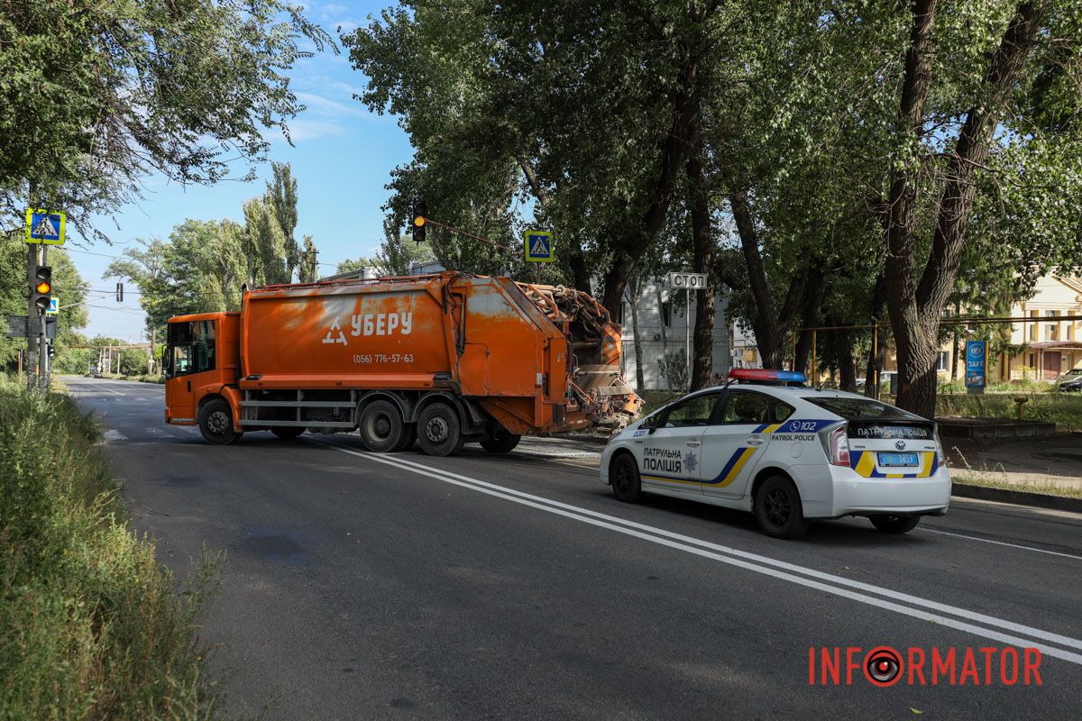 Не поспішайте У Дніпрі сміттєвоз перекрив Енергетичну після ДТП 13