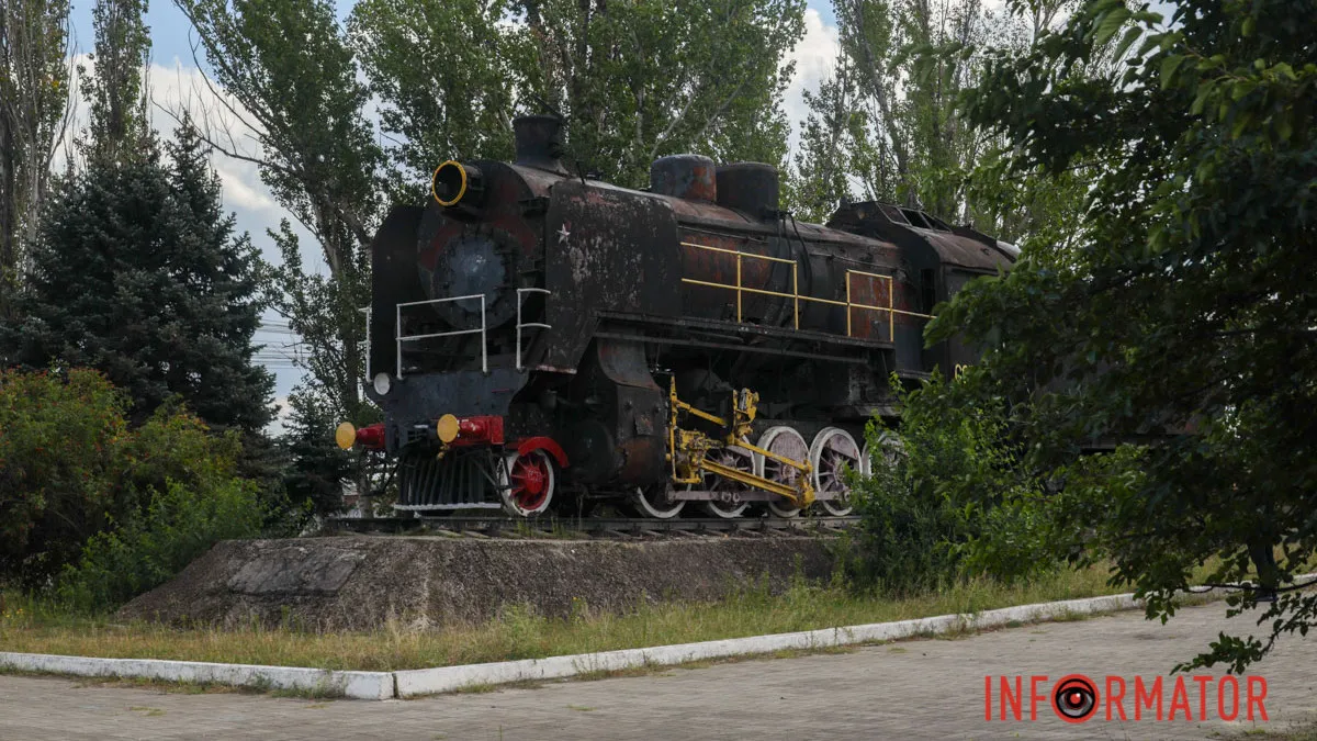 Прибрали серп й молот і напис “Вперед на Захід”: у Дніпрі декомунізували локомотив, що віз делегацію Сталіна