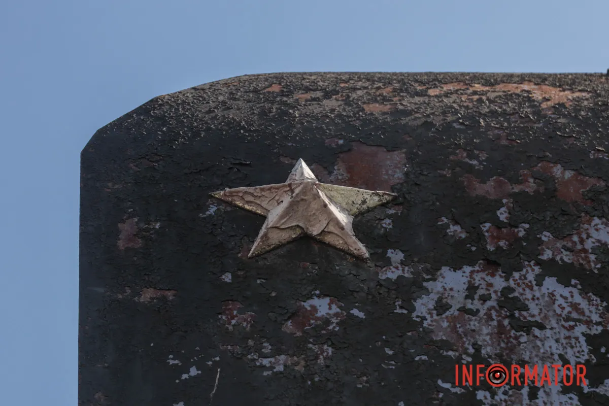 Радянська зірка на місці Прибрали серп й молот і напис “Вперед на Захід”: у Дніпрі декомунізували локомотив, що віз делегацію Сталіна 10