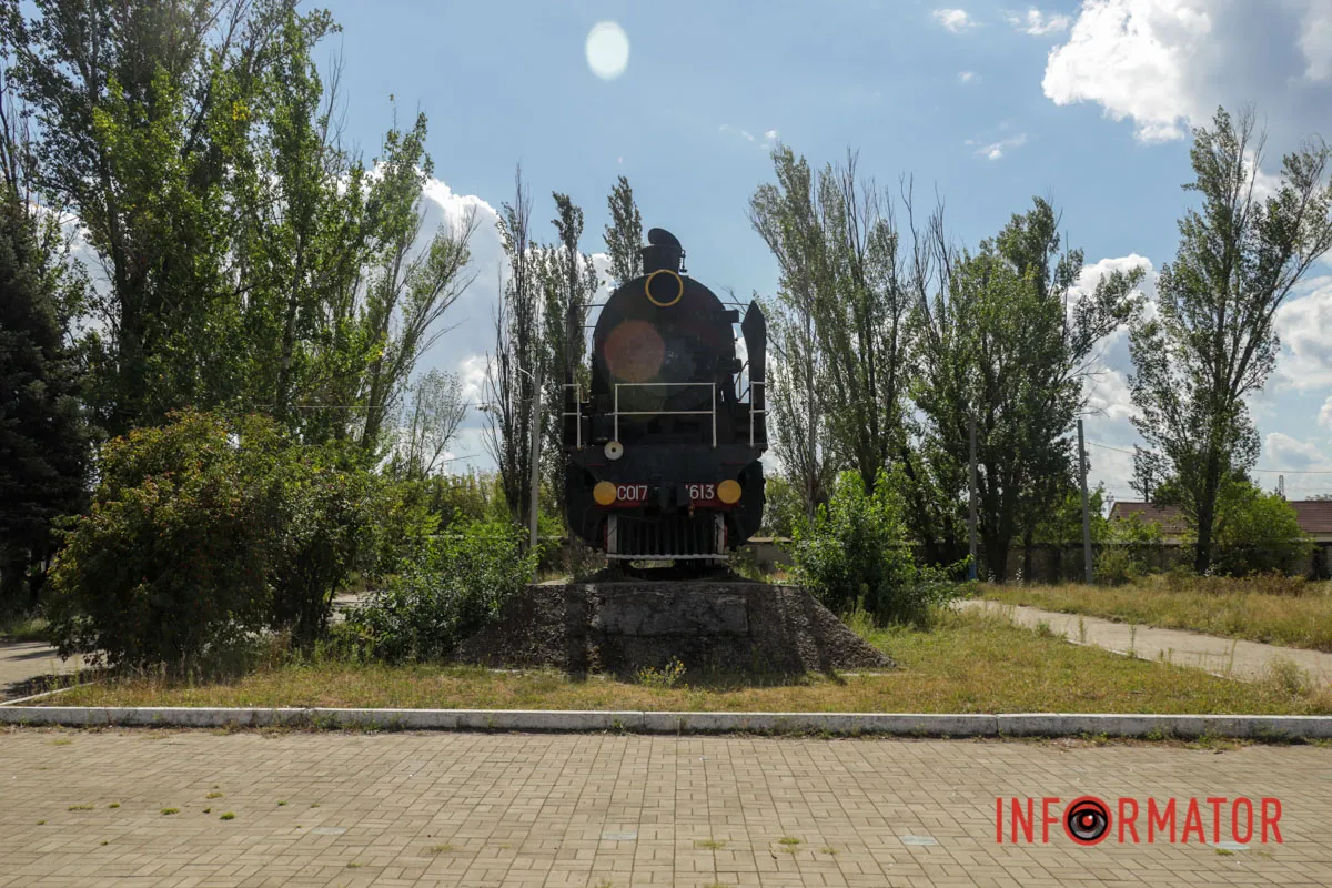 У 2020 році його реставрували Прибрали серп й молот і напис “Вперед на Захід”: у Дніпрі декомунізували локомотив, що віз делегацію Сталіна 5