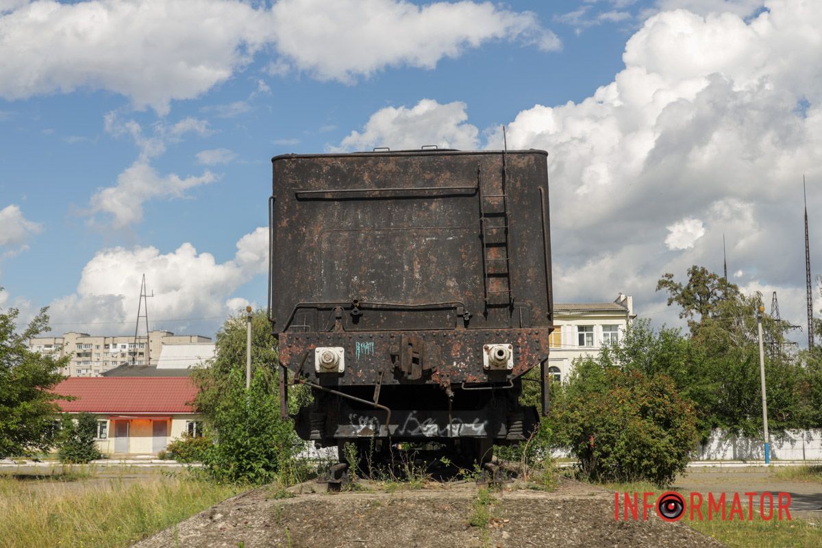 Фото не так передає розміт цього гіганта Прибрали серп й молот і напис “Вперед на Захід”: у Дніпрі декомунізували локомотив, що віз делегацію Сталіна 12